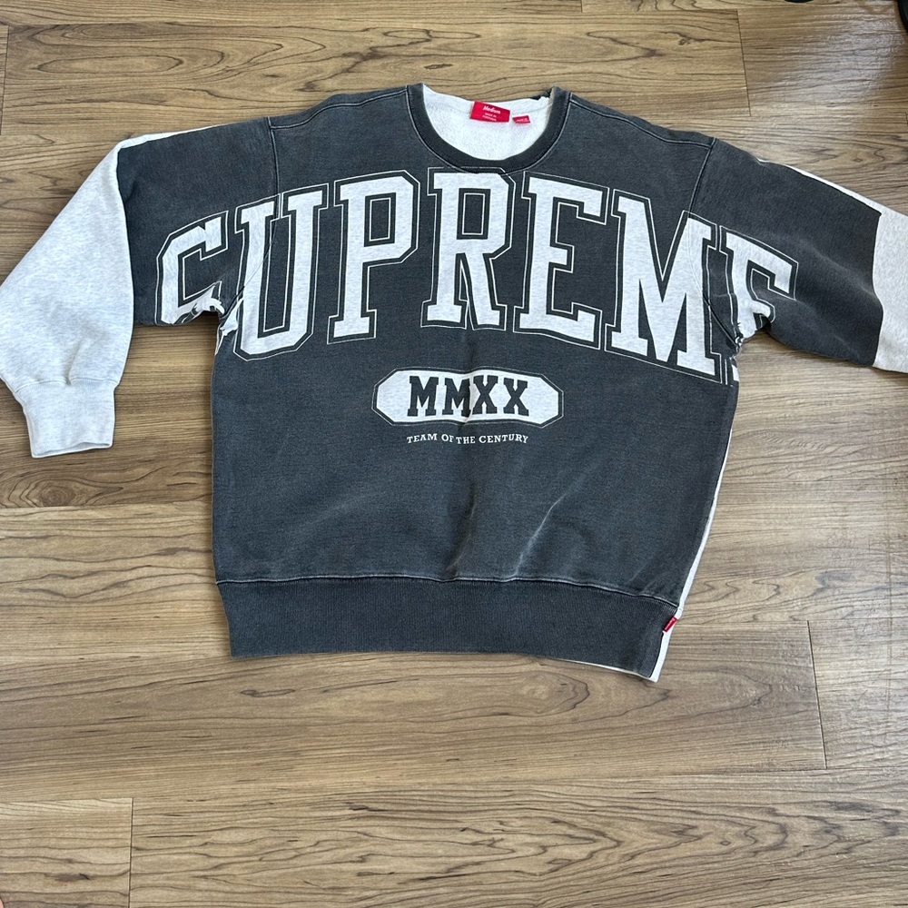 GREY SUPREME CREWNECK
